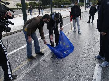 Οι σπουδαστές έκαψαν σημαία τη ΕΕ έξω απ' τη Βουλή