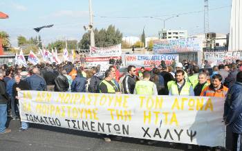 Τη δύναμη της ταξικής ενότητας ξεδιπλώνουν οι συγκεντρώσεις που γίνονται καθημερινά στις πύλες (φωτ. από χτες)