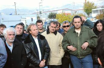 Στην πύλη, έξω απ' το εργοστάσιο, στην απεργία...