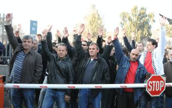 Η αλληλεγγύη των πανεπιστημιακών έρχεται να προστεθεί σε αυτή που καθημερινά εκφράζει ο λαός και οπλίζει τους χαλυβουργούς να συνεχίσουν, όπως αποφάσισαν και στη ΓΣ της Κυριακής (φωτ.)