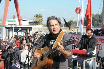 Ο Π. Θαλασσινός τραγουδά για τους απεργούς