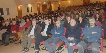 Στιγμιότυπο από την εκδήλωση. Στο βήμα ο Δ. Κουτσούμπας