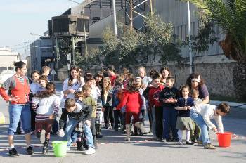 Από τις δράσεις των παιδιών στο προαύλιο της 