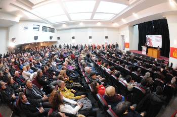 Κατάμεστη η αίθουσα της χτεσινής συγκέντρωσης. Στο βήμα η Αλέκα Παπαρήγα