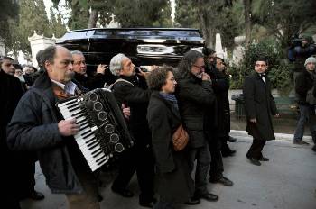 Πορεία προς τη στερνή «κατοικία» του, συνοδεία δημοτικών τραγουδιών και ακορντεόν...