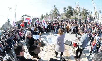 Από τη συναυλία αλληλεγγύης που έγινε την Κυριακή στην πύλη του εργοστασίου