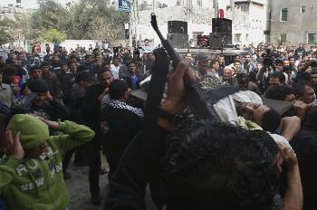 Οι Παλαιστίνιοι κήδεψαν χτες τους νεκρούς των δολοφονικών επιθέσεων