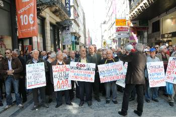 Οι συνταξιούχοι θα είναι πάλι από τα μεγαλύτερα θύματα της «δημοσιονομικής προσαρμογής» για λογαριασμό των μονοπωλίων