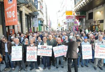 «Πάσχα και Ανάσταση για το κεφάλαιο, για το λαό σταύρωση», γράφει μια από τις πικέτες των συνταξιούχων (φωτ. από περσινή κινητοποίηση)