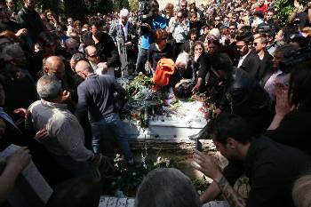Πάνδημος ύστατος αποχαιρετισμός στον μεγάλο, λαοφιλή τραγουδιστή