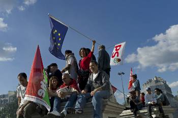 Στη συγκέντρωση «σοσιαλιστών» και «αριστερών» για την 1η Μάη, με τα... λάβαρα του κεφαλαίου (όπως η σημαία της ΕΕ)
