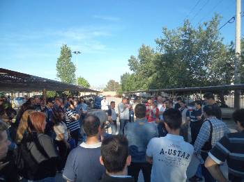 Από την προχτεσινή γενική συνέλευση των εργαζομένων στην πύλη του εργοστασίου