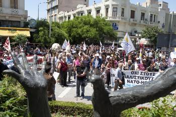 Από εκδήλωση της ΕΔΥΕΘ στο μνημείο για τον Γρ. Λαμπράκη, στη Θεσσαλονίκη