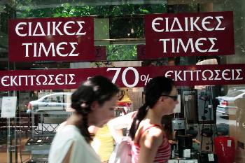Η κατάργηση της Κυριακής αργίας και την περίοδο των εκπτώσεων, δε βελτίωσε την εικόνα της αγοράς για τους μικρούς εμπόρους
