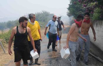 Κάτοικοι σε περιοχή της Αχαΐας συμμετέχουν στην κατάσβεση των πυρκαγιών
