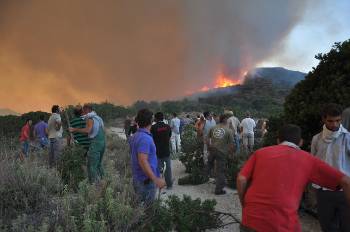 Με ό,τι μέσα διαθέτουν οι κάτοικοι επιχειρούν μαζί με πυροσβέστες, εθελοντές, στρατιώτες