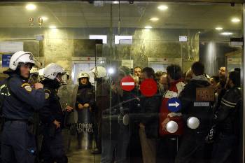 Η κυβέρνηση γέμισε με δυνάμεις καταστολής το υπουργείο