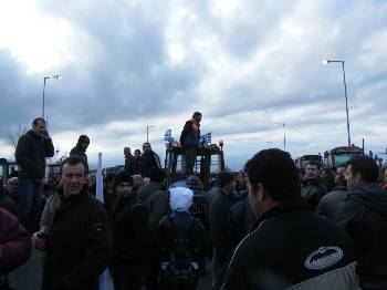 Ακλόνητοι, συνεχίζουν, για 23η μέρα, τη μάχη οι αγρότες του μπλόκου της Νίκαιας