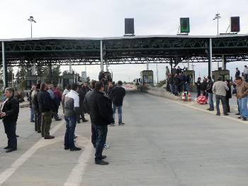 Σάββατο απόγευμα, διόδια Μορφοχωρίου Λάρισας: Οι αγρότες «ανοίγουν» τους δρόμους...