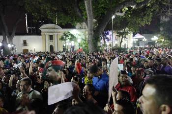 Χιλιάδες και χιλιάδες θρηνούν για την απώλεια Τσάβες