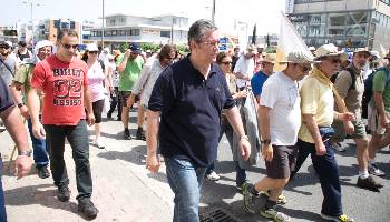 Ο Δ. Κουτσούμπας με τους ειρηνοδρόμους