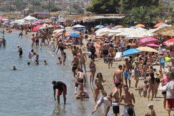 Οι ελεύθερες παραλίες τελευταίο καταφύγιο για όσους - και είναι πολλοί - δεν έχουν άλλη διέξοδο