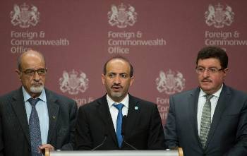 Οι ηγέτες της αντικαθεστωτικής Συριακής Συμμαχίας που στηρίζουν μεν οι ιμπεριαλιστές αλλά παζαρεύουν σκληρά τη θέση τους, στη λεγόμενη «σύνοδο φίλων» στο Λονδίνο την Τρίτη