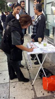 Μάζεμα υπογραφών έξω από τον ΟΑΕΔ για τη δωρεάν μετακίνηση των ανέργων
