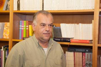 Ο Τάσος Δημητρούκας, υπεύθυνος του βιβλιοπωλείου «Σύγχρονη Εποχή»