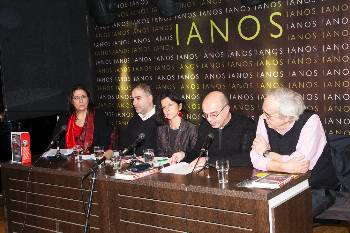 Από αριστερά στη φωτογραφία η Μαρία Φαραντούρη, ο συγγραφέας και οι τρεις καθηγητές - παρουσιαστές του βιβλίου.
