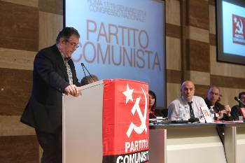 Ο ΓΓ της ΚΕ του ΚΚΕ, Δ. Κουτσούμπας, απευθύνει χαιρετισμό στο Συνέδριο. Δεξιά από το βήμα ο ΓΓ του ΚΚ Ιταλίας, Μ. Ρίτσο