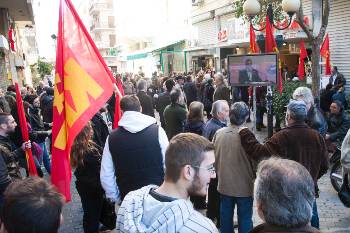 Κόσμος συγκεντρωμένος και έξω από την αίθουσα, παρακολουθεί την εκδήλωση από γιγαντοοθόνη