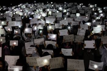 Συμμαθητές των πολλών αγνοούμενων μαθητών, σε σιωπηλή διαμαρτυρία