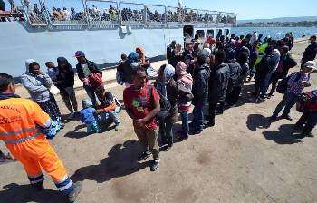 Μερικές δεκάδες από τους περίπου 200 μετανάστες και οικονομικούς πρόσφυγες που επέζησαν από το ναυάγιο της περασμένης Δευτέρας, φθάνοντας στη Σικελία