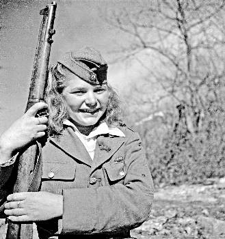 Με το παράσημο «Γράμμος» στο πέτο και στην «καρφίτσα» χαραγμένο: ΔΝΕ (Δημοκρατική Νεολαία Ελλάδας)