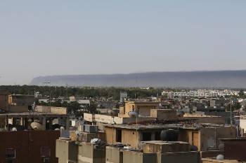 Το μεγάλο σύννεφο μαύρου καπνού που προβάλλει στο βάθος του ορίζοντα είναι από τις συγκρούσεις στο διεθνές αεροδρόμιο της Τρίπολης