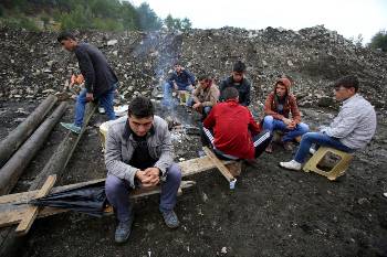 Τις πρώτες μέρες μετά από το νέο έγκλημα στο ορυχείο της Τουρκίας, οι συγγενείς περιμένουν νέα για τους δικούς τους ανθρώπους, τους εργάτες που πήγαν στο μεροκάματο του τρόμου.