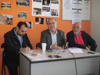 Από τη συνέντευξη Τύπου. Στο κέντρο ο Ηλίας Σταμέλος