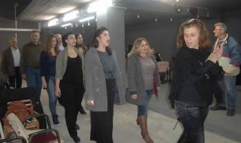 Στιγμιότυπο από την πρόβα. Το συγκρότημα υπό τις οδηγίες της Άννας Χρονοπούλου