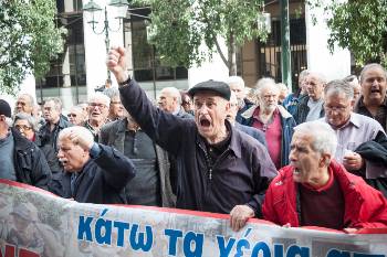 Στιγμιότυπο έξω από το υπουργείο Εργασίας, στην οδό Σταδίου