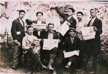 Κρατούμενοι στις φυλακές της Αίγινας, την περίοδο που ίσχυε το «Ιδιώνυμο»