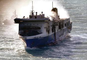 Το κουφάρι του «Norman Atlantic» «καπνίζει» μεσοπέλαγα της Αδριατικής