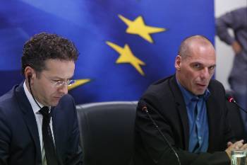 Πίσω από τον κουρνιαχτό που σηκώθηκε για τις επαφές με τον Γ. Ντάισελμπλουμ, επιχειρείται να κρυφτεί η επανάληψη των δεσμεύσεων της συγκυβέρνησης στους «ισοσκελισμένους προϋπολογισμούς» της ΕΕ και τα «πρωτογενή πλεονάσματα» που τσακίζουν το λαό