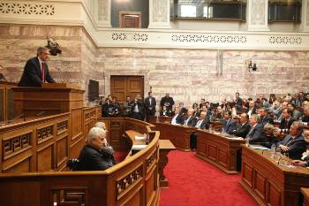 Κριτική από τη σκοπιά του βασικού ζητούμενου των αντιλαϊκών κυβερνητικών παζαριών με τους «θεσμούς», της εξασφάλισης ευνοϊκότερων όρων για το ντόπιο κεφάλαιο, ασκούν η ΝΔ και το ΠΑΣΟΚ...