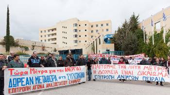 Από τη χτεσινή παράσταση στο υπουργείο Συγκοινωνιών