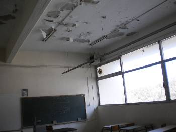 Η διάβρωση είναι εμφανής στα ταβάνια...