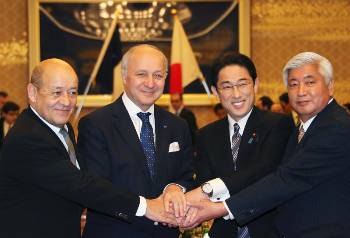 Στιγμιότυπο από τη χτεσινή υπογραφή της γαλλο-ιαπωνικής συμφωνίας