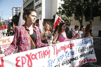 Η νέα γενιά, που πλήττεται με σφοδρότητα και από το νέο μνημόνιο, έχει τη δική της θέση στις σημερινές διαδηλώσεις του ΠΑΜΕ