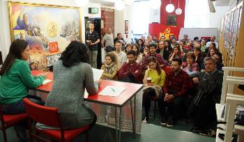 Στην ιστορική αίθουσα της «Marx Memorial Library» στο Λονδίνο