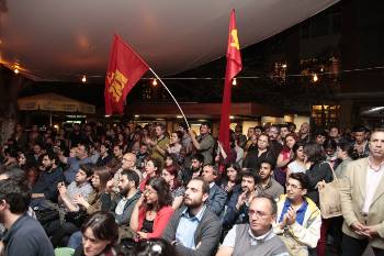 Οι σημαίες του ΚΚΕ και του ΚΚ Τουρκίας κυματίζουν πλάι - πλάι